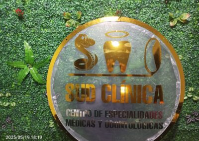 ¡Atención! 🦷✨Desde el Centro Histórico de Quito, te presentamos a «SUD» Clínica Odontológica y de Especialidades Médicas, liderada por el Doctor Freddy Patiño. Con más de 20 años de trayectoria, ¡tu sonrisa es nuestra vida!Contamos con especialistas en:Prótesis Fijas y Removibles 🦷Endodoncia 🩹Ortodoncia 😁Implantes 🔩Periodoncia 🦷Estética Dental ✨Odontopediatría 👧👦Ubícanos en:Quito (Matriz): Calles Venezuela N8-61 y Esmeraldas. 📍Valle de Los Chillos: Av. General Rumiñahui, Lote 100, frente a «Terpel». 🚗¡Además, contamos con parqueadero para tu comodidad!Agenda tu cita:📞 0995-739-974📞 0986-632-752