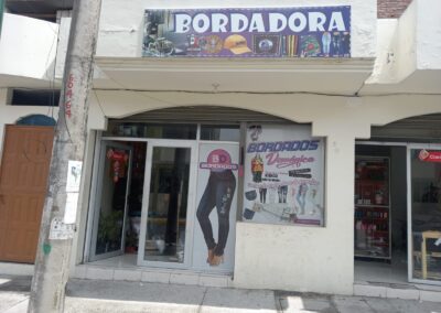 Bordadora doménica Machado paredes se borda todo tipo de clase de prendas de vestir, se realiza diseños para bordadoras dirección Juan de Velasco y padre Chacón celular 0986 40 64 68